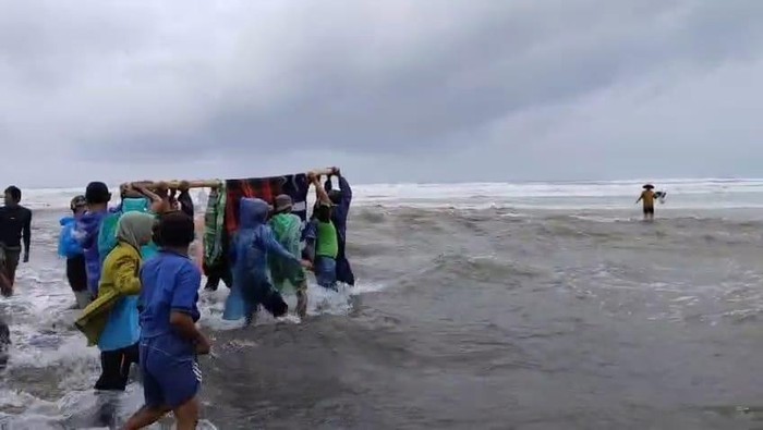 Ibu hamil di Pesisir Barat, Lampung, ditandu dengan bambu menuju puskesmas.