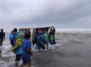 Momen Warga Tandu Bumil Lewati Muara dan Jalan Rusak di Lampung