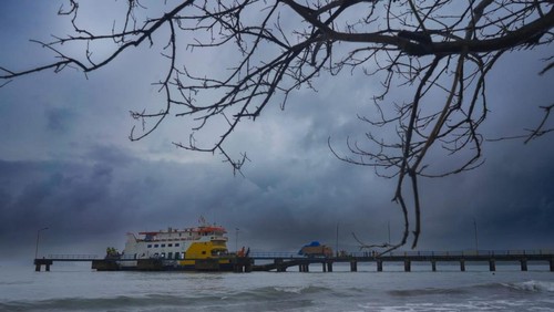 Ilustrasi cuaca buruk transportasi laut