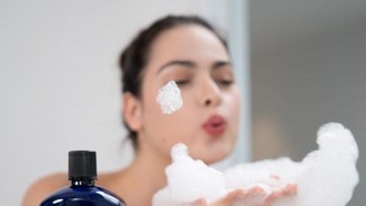 Cara Mandi yang Benar agar Kulit Bersih & Sehat Menurut Dokter, Ini Urutannya