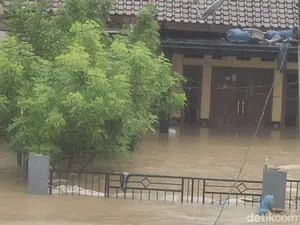 Kisah Ineu, Menerjang Banjir demi Selamatkan Seragam Sekolah Anak