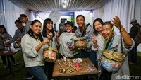 Bambu yang sudah dianyam kemudian diwarnai oleh cat. Di sini diperlukan kerja sama tim supaya pekerjaan selesai tepat waktu.