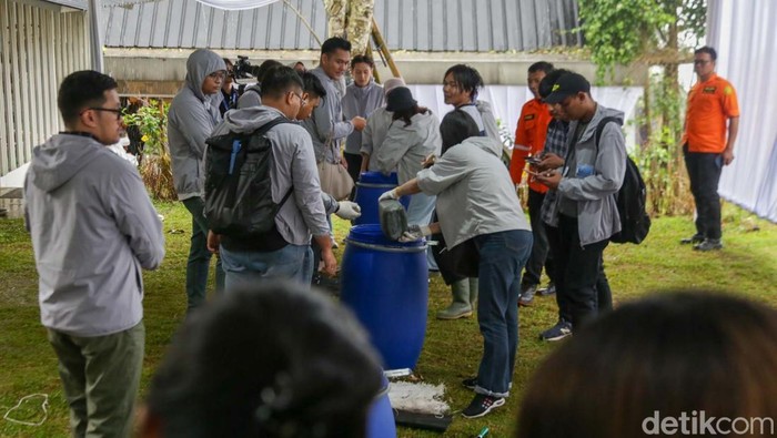 Intip Cara Membuat Anyaman hingga Kompos di Workshop Lingkungan Astra Workshop Lingkungan Astra digelar di Bojafarm, yang terletak di kaki Gunung Salak, Bogor. Acara diisi dengan kegiatan seperti menganyam dan cara membuat kompos.