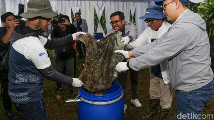 Workshop Lingkungan Astra digelar di Bojafarm, yang terletak di kaki Gunung Salak, Bogor. Acara diisi dengan kegiatan seperti menganyam dan cara membuat kompos.