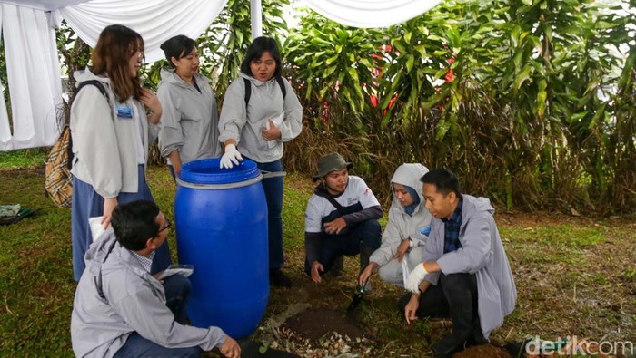 Intip Cara Membuat Anyaman hingga Kompos di Workshop Lingkungan Astra Workshop Lingkungan Astra digelar di Bojafarm, yang terletak di kaki Gunung Salak, Bogor. Acara diisi dengan kegiatan seperti menganyam dan cara membuat kompos.