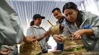 Peserta Workshop Lingkungan Astra mengikuti kegiatan menganyam di Bojafarm, Bogor, Jawa Barat, Kamis (5/12/2024).