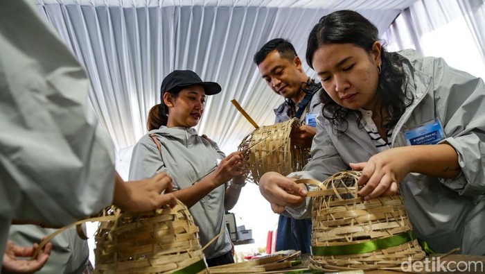 Intip Cara Membuat Anyaman hingga Kompos di Workshop Lingkungan Astra Workshop Lingkungan Astra digelar di Bojafarm, yang terletak di kaki Gunung Salak, Bogor. Acara diisi dengan kegiatan seperti menganyam dan cara membuat kompos.