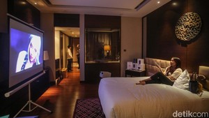 Pameran ini pun digelar di dalam kamar hotel, pengunjung juga dapat menikmati secara langsung pengaplikasian alat audio visual di kamar.