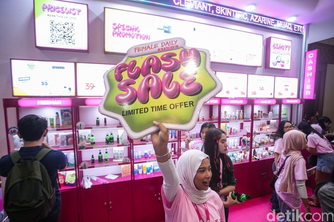 Pada Jakarta X Beauty kali ini ada 400 lebih brand kecantikan yang hadir. Deretan brand makeup dan skincare di Jakarta X Beauty 2024 ini pastinya akan memberikan potongan harga menarik termasuk diskon hingga 80%. Foto: Rifkianto Nugroho