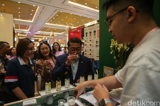 Menteri Ekonomi Kreatif Teuku Riefky Harsya turut berkeliling mengunjungi booth-booth kecantikan di Jakarta X Beauty 2024. Ia tampak antusias, termasuk mencoba parfum dari brand lokal.  Foto: Rifkianto Nugroho