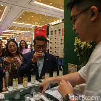 Menteri Ekonomi Kreatif Teuku Riefky Harsya turut berkeliling mengunjungi booth-booth kecantikan di Jakarta X Beauty 2024. Ia tampak antusias, termasuk mencoba parfum dari brand lokal.  Foto: Rifkianto Nugroho