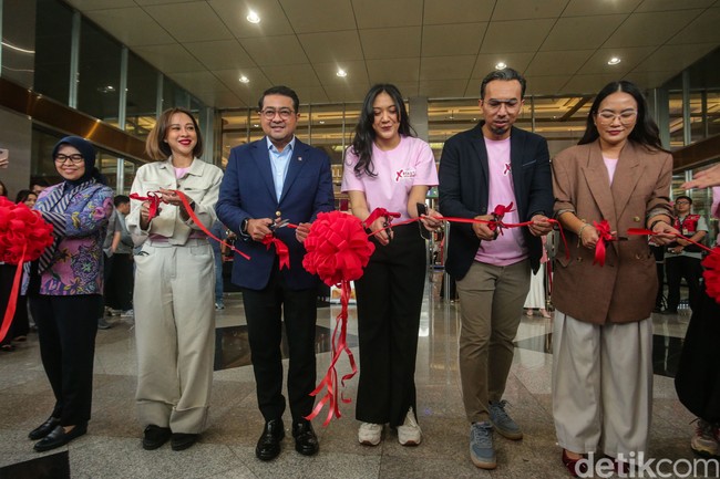 Dalam pembukaan resmi Jakarta X Beauty 2024, Menteri Ekonomi Kreatif Indonesia Teuku Riefky Harsya memberikan sambutan yang mendukung penuh acara kecantikan terbesar ini. Foto: Rifkianto Nugroho