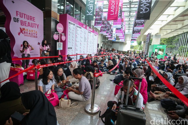 Meski Jakarta X Beauty 2024 dibuka pukul 10.00 WIB, antusiasme pengunjung sudah terlihat sejak pagi. Antrean panjang tampak mengular di area penukaran gelang, bahkan satu jam sebelum acara resmi dimulai. Foto: Rifkianto Nugroho