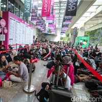 Meski Jakarta X Beauty 2024 dibuka pukul 10.00 WIB, antusiasme pengunjung sudah terlihat sejak pagi. Antrean panjang tampak mengular di area penukaran gelang, bahkan satu jam sebelum acara resmi dimulai. Foto: Rifkianto Nugroho