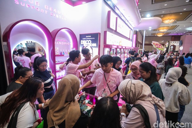 Pada Jakarta X Beauty 2024, kamu bisa berbelanja produk-produk kecantikan menarik di area Hall A dan Hall B. Pecinta wewangian, dapat berburu parfum favorit di Fragrance Area yang terletak di Assembly Hall.  Foto: Rifkianto Nugroho