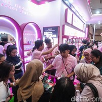Pada Jakarta X Beauty 2024, kamu bisa berbelanja produk-produk kecantikan menarik di area Hall A dan Hall B. Pecinta wewangian, dapat berburu parfum favorit di Fragrance Area yang terletak di Assembly Hall.  Foto: Rifkianto Nugroho