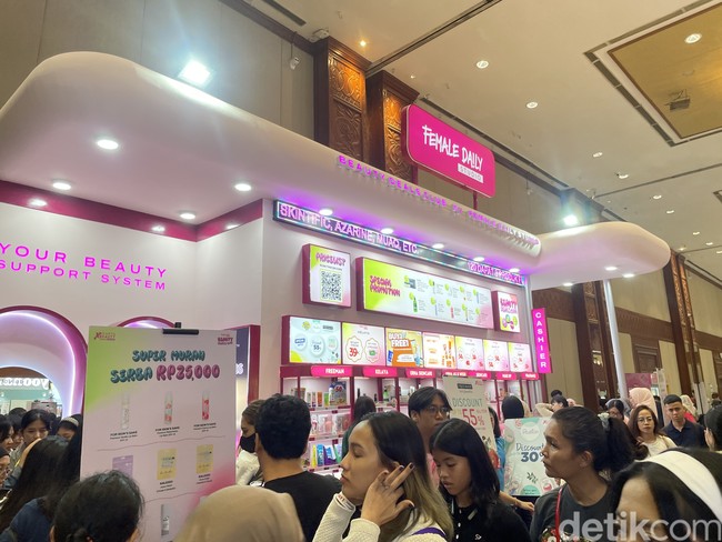 Jakarta X Beauty 2024 digelar Female Daily selama empat hari, dari 5-8 Desember 2024, di seluruh Hall Jakarta Convention Center (JCC). Jakarta X Beauty 2024 Part 2 akan menjadi acara kecantikan terbesar di dunia, dengan target mencapai 115.000 pengunjung. Foto: Rahmi Anjani/Wolipop
