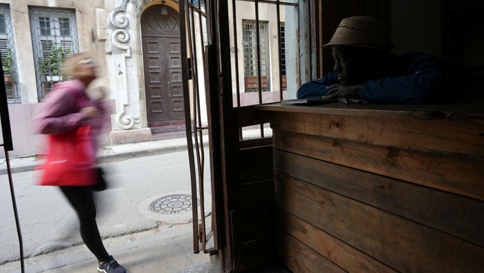 Jaringan Listrik di Kuba Runtuh, Satu Negara Gelap Gulita A man walks on the street during an electrical grid collapse, in Havana, Cuba, December 4, 2024. REUTERS/Alexandre Meneghini TPX IMAGES OF THE DAY