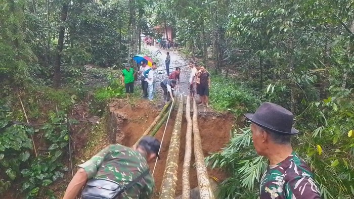 Jembatan Penghubung Kampung Sarewu dengan Kampung Pasirsaninten ambruk.