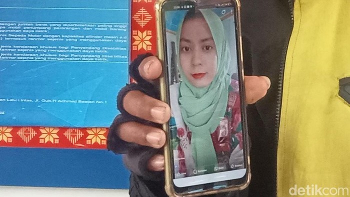 Junaidi (41) melaporkan kehilangan adiknya, Siti Hartina (28).