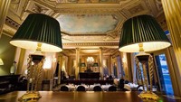 Cafe De La Paix di Paris, Perancis mendesain bangunannya layaknya gedung opera. Lukisan pada langit-langit hingga meja-mejanya didesain langsung oleh seniman lokal. Foto: Ucityguides