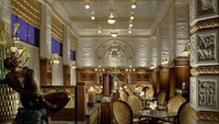 Pada akhir abad ke-19, di Praha, Ceko ada kafe yang dibuka dengan konsep lebih mirip ruang pameran seni. Cafe Imperial ini terkenal dengan ornamen mozaik dan pelapis tile yang mewah. Foto: Ucityguides