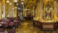 Di Vienna, ada kafe yang menempati sebuah gedung bersejarah. Namanya Cafe Central yang setiap sudutnya tersusun dari lampu kristal dan pilar marmer. Foto: Ucityguides