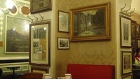 Caffe Greco terkenal sebagai salah satu kafe tertua dan tercantik di Roma, Italia. Tidak hanya menjadi tempat andalan warga sekitar untuk bersantai, banyak tokoh politik juga mengagumi racikan kopi dan interior di kafe ini. Foto: Ucityguides