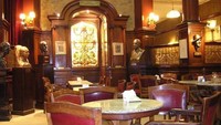 Datang ke Cafe Tortoni di Buenos Aires, Argentina suasananya akan membawa pelanggan seolah masuk ke museum konferensi. Racikan kopi dan pastrynya ditemani dengan berbagai patung tokoh terkenal di setiap sudutnya. Foto: Ucityguides