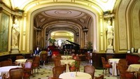Terkenal dengan kedai kopi tertuanya, di Naples, Italia juga ada kafe tercantik. Caffe Gambrinus yang buka pada pertengahan abad ke-19 menawarkan pahatan pada setiap dindingnya untuk menemani sesi minum cappucino. Foto: Ucityguides