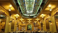 Kafe mewah di Rio de Janeiro, Brasil mengaku terinspirasi dari kafe-kafe di Eropa. Cafe Confeitaria Colombo dibangun dengan sangat megah hingga mampu menjadi tuan rumah pesta dansa. Foto: Ucityguides