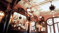 Cafe Majestic di Portugal diakui oleh penduduknya sebagai kafe tercantik di negara itu. Tidak hanya sebagai destinasi hangout, kafe ini juga sering dijadikan tempat berbagai acara kebudayaan. Foto: Ucityguides