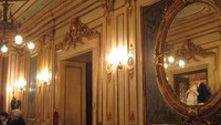 Caffe Florian di Venice, Italia menawarkan pengalaman kembali ke abad 18. Tak hanya berbagai menu lezat yang ditawarkan tetapi suasananya terasa seolah museum yang hidup. Foto: Ucityguides