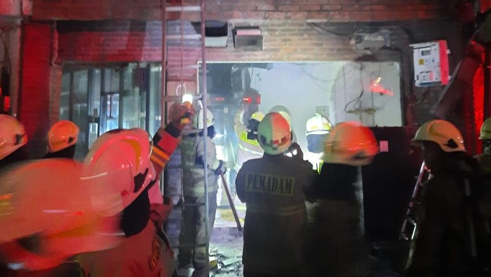 Kafe di kawasan Kemang terbakar. (Dok. ist)