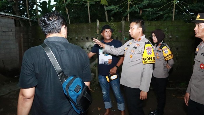 Kapolres Kediri AKBP Bimo Ariyanto meninjau TKP temuan keluarga guru di Kediri yang ditemukan tewas bersimbah darah.