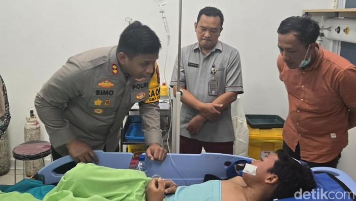 Kapolres Kediri AKBP Bimo Ariyanto menjenguk korban selamat pembunuhan sekeluarga di Kediri.
