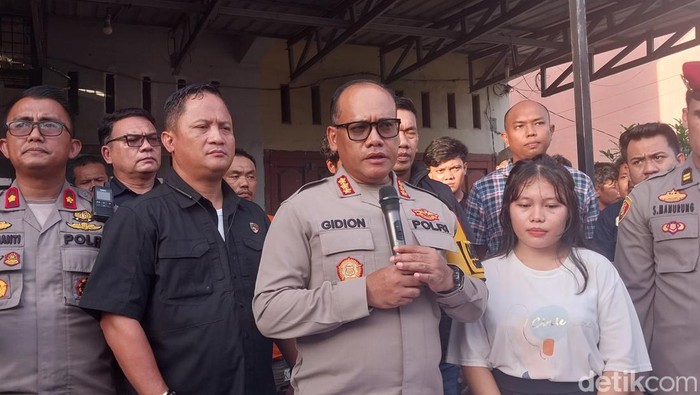 Kapolrestabes Medan Kombes Gidion Arif Setyawan saat konferensi pers. Foto: Finta Rahyuni/detikSumut