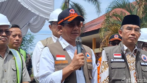 Kepala BNPB Letjen Suharyanto saat diwawancarai di Kantor BPBD Provinsi NTB, Kamis (5/12/2024). (Nathea Citra/detikBali)