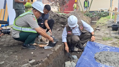 Kepala BNPB Letjen Suharyanto saat meletakkan batu pertama pembangunan pusdalops secara simbolis di Kantor BPBD NTB, Kamis (5/12/2024). (Nathea Citra/detikBali)