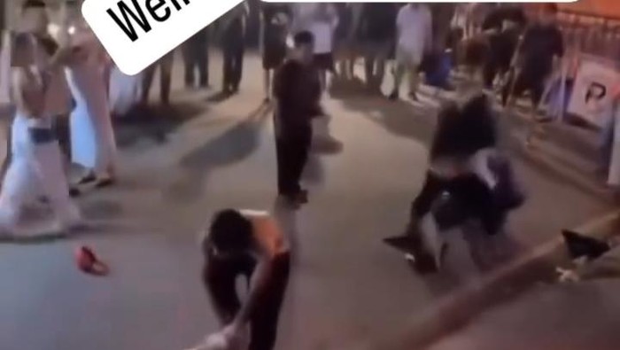 Cuplikan segerombol pria WNA berkelahi di jalanan di depan salah satu kelab malam di Canggu, Badung. (tangkapan layar video).