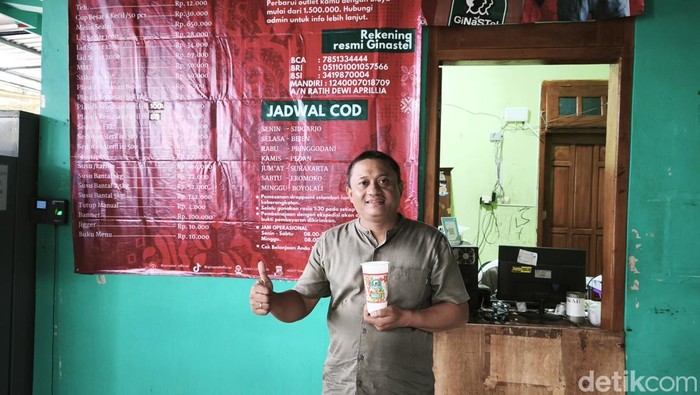 Kernadi Ardianto, warga Sukoharjo pendiri gerai es teh Ginastel, Kamis (5/12/2024).