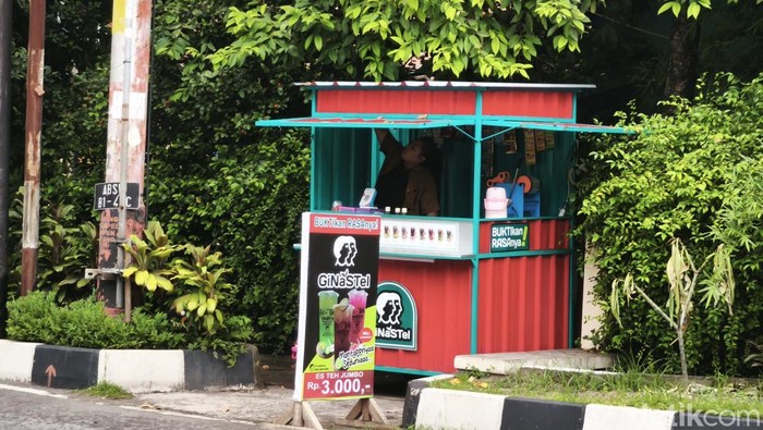 Kernadi Ardianto, warga Sukoharjo pendiri gerai es teh Ginastel, Kamis (5/12/2024).