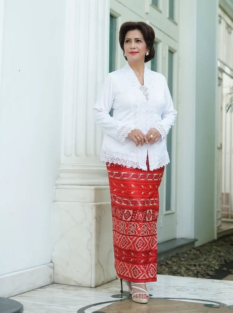 Ketua Tim Nasional Kebaya Indonesia Lana T. Koentjoro Ketua Tim Nasional Kebaya Indonesia Lana T. Koentjoro