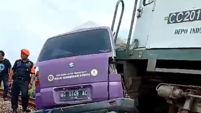 Kondisi ambulans RSUD Gambiran Kediri ditabrak KA Matarmaja di Kras, Kediri