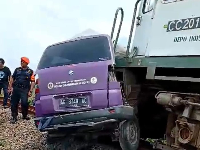 Kondisi ambulans RSUD Gambiran Kediri ditabrak KA Matarmaja di Kras, Kediri