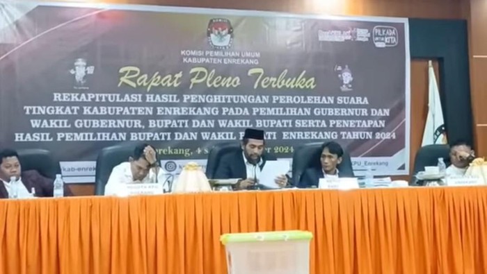 Rapat pleno terbuka rekapitulasi perhitungan suara di KPU Enrekang, Sulawesi Selatan (Sulsel).