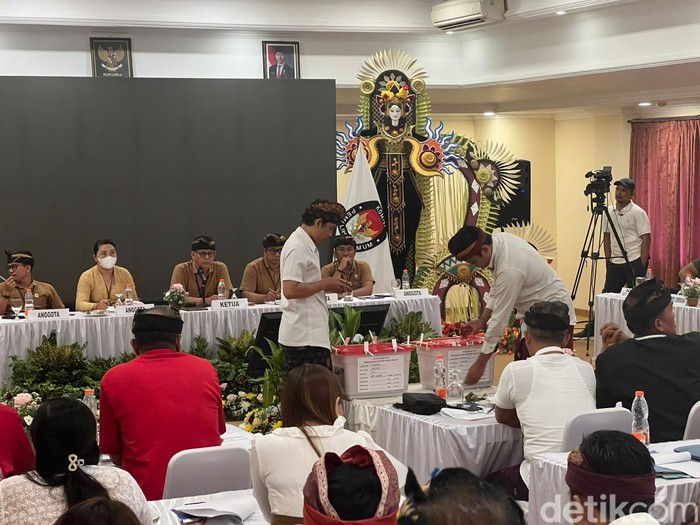 KPU Jembrana saat melaksanakan rapat pleno rekapitulasi tingkat kabupaten di ruang rapat Hotel Jimbarwana, Kabupaten Jembrana, Kamis (5/12/2024). (I Putu Adi Budiastrawan/detikBali).
