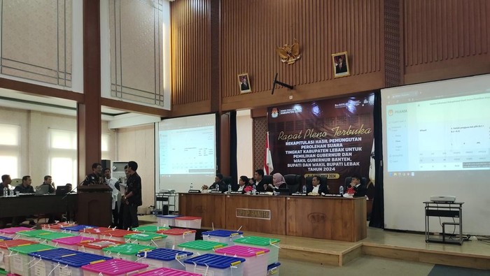 KPU Lebak menggelar rapat pleno rekapitulasi suara pilkada.