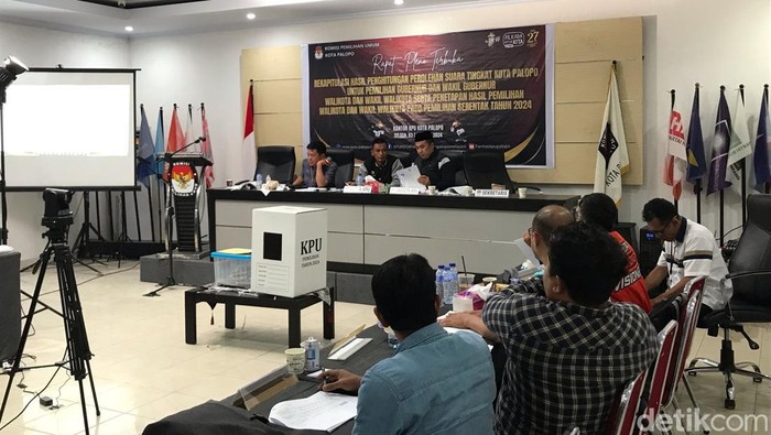 KPU Palopo menggelat rapat pleno terbuka rekapitulasi suara Pilkada Palopo 2024.
