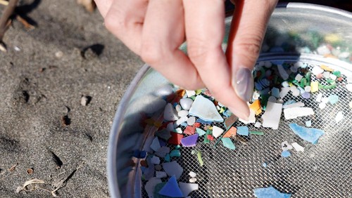 Japanese manicurist Naomi Arimoto presses a false nail with a decorative nail tip using plastic waste which she collected from the beach, onto a thumb of a customer at her nail salon in Chigasaki, Kanagawa Prefecture, Japan October 21, 2024. REUTERS/Manami Yamada